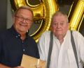 Bild: gf
Bürgermeister Martin Preuß (links) gratuliert Rudolf Bödecker mit Amberger Stadtgeld zum 90. Geburtstag