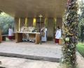 Bild: mma
Am Altar mit dem großen Kräuterbaum zelebrierten Pfarrer Thomas Eckert, Pfarrer Konrad Kummer, Diakon Georg Lindner und Pfarrer Michael Birner die Messe.