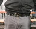 Bild: Bundespolizei
Ein 39-jähriger trug eine Gürtelschnalle, die aus einem Schlagring bestand und somit unter das Waffengesetz fällt.