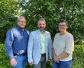 Bild: Evi Steiner-Böhm
Der Bürgermeister-Kandidat der Freien Wähler (FW) Birgland, Elmar Halk (Mitte), mit stellvertretender Vorsitzender Karin Fruth und Schatzmeister Daniel Braun.