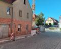 Bild: as
Ein zentraler Bestandteil für die Lebensqualität im Ort ist die Nahversorgung mit Dingen des täglichen Gebrauchs. In Bad Neualbenreuth wird dafür ein altes Gebäude (links) in einen neuen Dorfladen umgebaut. Ein kleineres, provisorisches Geschäft am Markt (blaues Haus) betreibt eine dörfliche Genossenschaft bereits seit 2023.