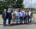 Bild: Armin Hofbauer/AELF Regensburg-Schwandorf
Helmut Melchner, Behördenleiter (v.l.), Matthias Irlbacher, RZO-Beirat und Vater des neuen Zuchtleiters, Dr. Christoph Härle, Referent am Landwirtschaftsministerium, Linda Lang, Sachgebietsleiterin, Herbert Wittmann, Beirat, der neue Zuchtleiter Lukas Irlbacher, Erich Pilhofer, Vorsitzender, Herbert Wittmann, Beirat, Clemens Spiegl, Geschäftsführer, und Michael Scherr, 2. Vorsitzender des RZO.