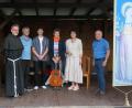 Bild: mas
Guardian Pater Stanislaus, Stephan, Felix und Elisabeth König sowie die Lektoren Monika Weig und Martin Staffe (von links) gestalteten die Klarafeier im Klostergarten St. Felix.