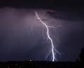 Symbolbild: Robert Michael/dpa
Gewitter und Sonne wechseln sich am Wochenende ab.