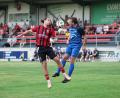 Bild: Dieter Jäschke
David Bezdicka (links), hier im Luftkampf gegen Philipp Hopper vom FC Teisbach, erzielte das 1:0 und 3:0 für den SC Luhe-Wildenau