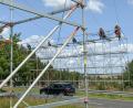 Bild: Gabi Schönberger
Hier spannen Arbeiter für den Ostbayernring ein Sicherungsnetz zwischen den Gerüsten beidseits der Staatsstraße St 2395 zwischen Altenstadt/WN und Windischeschenbach. Der Verkehr fließt unterdessen weiter.