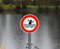 Symbolbild: Uwe Zucchi/dpa
Eine Krankenschwester, die ebenfalls am See war, reanimierte den Senior erfolgreich.