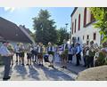 Bild: gz
Die Blaskapelle "Schlossberger" hatte 2. Bürgermeister Thomas Kleber und zahlreiche Gratulanten für den Eslarner Pfarrer Erwin Bauer (links) zu seinem 70. Geburtstag im Schlepptau.