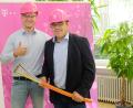 Bild: do
Mit einem Speednet-Rohrverband mit 22 Einzelanschlüssen demonstrierte Telekom-Kommunalberater Richard Liedel (li) im Rahmen der Vertragsunterzeichnung mit Schlammersdorfs Bürgermeister Johannes Schmid die Ausbau-Qualität für die künftige Breitband-Vollversorgung der Gemeinde.