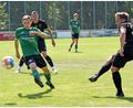 Bild: Gebert
Der Tirschenreuther Michael Gmeiner (rechts) kommt beim 5:1-Sieg gegen den SV Mitterteich II vor Julian Enders zum Schuss. Am Sonntag gastiert der FC bei der SG Selb-Plößberg/Schönwald.