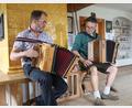 Bild: Eva Gröninger/Freilandmuseum Oberpfalz/exb
Stubenmusiker ziehen beim Harmonikatag von Ort zu Ort und bringen das Freilandmuseum Oberpfalz zum Klingen.