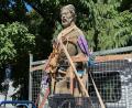 Bild: Stephan Huber
Mit Spanngurten rundherum fest fixiert: So wurde die Statue des Heiligen Wenzel bzw. Kaiser Karl IV. am Dienstag auf der Ladefläche eines Pritschenwagens abtransportiert – sie wird ein einer Fachwerkstatt restauriert.