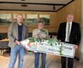 Bild: STEWOG Marktredwitz (Hanna Gimmel)
Oberbürgermeister Oliver Weigel (rechts) und Leitender Baudirektor sowie STEWOG-Geschäftsführer Stefan Büttner (links) dankten Max Wittmann (Mitte) für sein Engagement rund um die Marktredwitzer Stadtentwicklung.