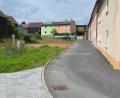 Bild: jr
Am Höflaser Weg in Konnersreuth ist ein baufälliges Haus (linker Bereich) abgerissen worden. Jetzt soll dort mit einem Brunnen und der Verbreiterung der Straße die Aufenthaltsqualität im Höflaser Weg verbessert werden.