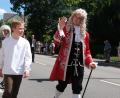 Bild: Hirsch
Dr. Eisenbarth, hier beim Festzug zum Nordgautag in Schwandorf, kehrt im Jubiläumsjahr 2027 auf die Theaterbühne zurück.