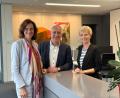 Bild: Christof Rührmair/dpa
Birgit Steinborn (r) legt ihr Mandat als Gesamtbetriebsratsvorsitzende nach elfeinhalb Jahren nieder. Die Siemens-Personalchefin Judith Wiese (l) und der zweite Vorsitzende der IG Metall, Jürgen Kerner würdigten ihre Arbeit. (Archivbild)