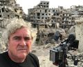 Bild: Leszek Sailer/exb
Als Kameramann ist Hans Fischer überall dort gefragt, wo sich Konflikte auftun. Hier steht er vor den Ruinen der syrischen Stadt Homs.