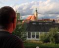 Bild: olr
50 Jahre lang war Ulrich Schneck Glasmacher bei Nachtmann. Erst in Neustadt, später in Weiden. Von seiner Terrasse blickt er auf seine alte Arbeitsstätte.