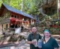 Bild: Stephan Huber
Seit 2023 sind sie hier die Wirtsleute: Für Stephan und Sabrina Oeh sind die Hütte mit Waldschänke, Biergarten und die zugehörige Tropfsteinhöhle ein Herzensprojekt, das sie langfristig betreiben und weiterentwickeln wollen.