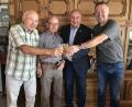 Bild: mma
Mit Jubilar Hermann Horst (Zweiter von links) stießen Peter Walch (links), 2. Bürgermeister Georg Götz und Horsts Sohn Bernhard (rechts) an.