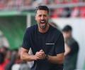 Bild: Hendrik Schmidt/dpa
Augsburgs Trainer Sandro Wagner ist mit Leidenschaft bei seinem Debüt im Einsatz.