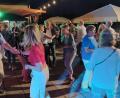 Bild: Kunz
Ab auf die Tanzfläche: Die Besucher des Terrassenkonzertes der DJK Weiden tanzten zu Hits aus vergangenen Jahrzehnten.