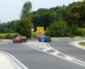 Bild: jp
Nach fast vier Wochen wurden die Bauarbeiten beendet. Die B299 wurde, wie hier an der Einmündung bei Lauterhofen in Richtung Amberg und Neumarkt neu asphaltiert. Außerdem wurden die Verkehrsinseln neu betoniert und neue Straßenmarkierungen aufgebracht.