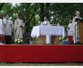 Bild: mmj
Pfarrer Anton Witt (rechts) zelebriert mit Diakon Hans Winter, Pfarrer Jithin und Pastoralreferent Stefan Knott den Festgottesdienst am Kalvarienberg.
