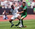 Bild: Thomas Frey/dpa
Eintracht Frankfurt um Niels Nkounkou (l) steht in der zweiten Runde des DFB-Pokals.