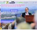 Bild: Philipp Schulze/dpa
Grant Hendrik Tonne (SPD), Minister für Wirtschaft, Verkehr und Bauen von Niedersachsen, spricht beim „Heidegipfel“ zu dem die Bürgerinitiativen Pro-Alpha-E und der Projektbeirat Alpha-E eingeladen haben.