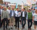 Bild: kro
Gang durch das Wiesenfest: (Von links) Landrat Roland Grillmeier, Bürgermeister Roman Schäffler, Sachsens Ministerpräsident Michael Kretschmer, MdB Albert Rupprecht, Leonhard Zintl und stellvertretender Landrat Dr. Alfred Scheidler.