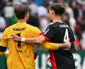 Bild: Jan-Philipp Strobel/dpa
Kevin Trapp (l) fehlt im Pokal-Kader von Eintracht Frankfurt und hat die Kapitänsbinde an Robin Koch abgegeben.