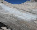 Bild: Angelika Warmuth/dpa
Am Nördlichen Schneeferner lag bis in den Juli Altschnee und ließ den Gletscher größer aussehen. (Archivbild)
