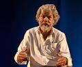 Bild: Andrea Herdegen
„Öfters als alle anderen bin ich immer wieder gescheitert. Wäre ich nicht gescheitert, wäre ich heute nicht hier“: Reinhold Messner beim Vortrag in der Marktredwitzer Glasschleif.