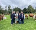 Bild: Armin Hofbauer/AELF Regensburg-Schwandorf 
Die neue Zuchtleiterin Linda Lang (m.) umgeben von Dr. Christoph Härle (v.l.) vom STMELFT, Behördenleiter Helmut Melchner, Georg Hammerl, Leiter des Staatsguts Almesbach, Erika Sauer, Vorsitzende des Fleischrinderverbands, Karlheinz Gayer, Interims-Zuchtleiter, und Rainer Bauereiß, Beisitzer im Vorstand des Fleischrinderverbands.