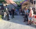 Bild: mnt
Beim Ortsrundgang machte sich der Vorstand der Dorferneuerung Thanstein/Hebersdorf zusammen mit den Planern ein Bild von den Maßnahmen.