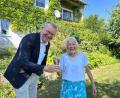 Bild: Regina Kießling
Oberbürgermeister Michael Cerny stößt mit Theresia Samberger auf deren 90. Geburtstag an.