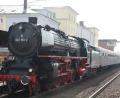 Archivbild: Wolfgang Koos 
Eine historische Dampflok hält im Weidener Bahnhof. Dass es nie eine direkte Schienenverbindung von Weiden nach Amberg gab, lässt sich anhand der Geschichte der Oberpfälzer Eisenbahn erklären.