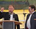 Bild: ak
Den von MdL und Wirtschaftsstaatssekretär Tobias Gotthardt (rechts) gefundenen Glückspfennig erhält bei Freie Wähler-Landratskandidat Hubert Schicker (links) einen Ehrenplatz.