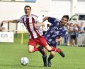 Bild: ham
Der Dürnsrichter Nicholas Binder (links) im Zweikampf mit Michali Gatsas vom FC Schmidgaden. Der FC siegte mit 1:0.