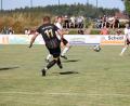 Bild: Dieter Jäschke
Auch wenn Sandro Hösl (schwarzes Trikot) den TSV Erbendorf im Derby gegen den TSV Reuth in Führung gebracht hat, drehten die Reuther das Spiel in den Schlussminuten und sicherten sich die drei Punkte.