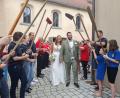 Bild: jua
Kilian Gradl und Cristin Birner heiraten in Nabburg. THW und Faschingsgesellschaft Nabburg stehen Spalier.