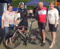Archivbild: u
Unter dem Motto „Fitness bringt Licht nach Nepal“ findet am Samstag, 23. August, der 20. Pirker Kreisel statt. An der Benefiz-Radltour beteiligen sich immer wieder „prominente“ Radler wie z.B. der Extrem-Radfahrer Wolfgang Stöckl, hier mit Chef-Organisatorin Bärbel Birner (links), Kreisel-Gründer Josef Böller (Zweiter von rechts) und Isabelle Haustein (rechts).