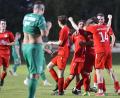 Bild: Hubert Ziegler
Riesenjubel bei den Spielern des TSV Königstein nach dem Treffer zum 4:2 durch Benedikt Guttenberger (verdeckt). Dass der gleiche Spieler wenige Sekunden später auch ins eigene Netz traf, blieb ohne Folgen: Königstein siegte 4:3 gegen den 1. FC Rieden.