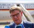 Bild: Soeren Stache/dpa
Vor dem Gespräch des ukrainischen Präsidenten Wolodymyr Selenskyj mit US-Präsident Donald Trump äußerte sich Außenminister Johann Wadephul im Podcast „Table.Today“ skeptisch zu einer Entsendung deutscher Soldaten in die Ukraine.