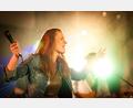 Bild: Christian Ringer/exb
Die Sängerin Caroline Röske singt die größten Hits von Tina Turner auf der Naturbühne Schönberg in Grafenwöhr.