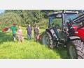 Bild: Weiß
Landwirte kooperierten bei der Biotoppflege und verzichteten auf Bezahlung, um Naturschutzflächen zu erhalten (von links): Horst Schwemmer, Geschäftsführer BN, Beate May, Vorsitzende der BN-Kreisgruppe, Thomas Weiß, Landwirt aus Vilseck, Sebastian Weiß, Landwirt aus Weikenricht.