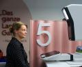 Symbolbild: Jan Woitas/dpa
Eine Mitarbeiterin eines Ordnungsamtes demonstriert die Arbeit mit dem neuen "PointID"-System.