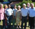 Bild: jr
Sohn Harald, Schwiegertochter Christine, Pfarrvikar Luke Eze, Tochter Claudia, Ehefrau Dagmar, Gerhard Greim, sowie Johann Brandl (von links) gratulierten Erich Ottlinger (dritter von rechts).