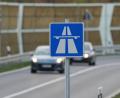 Symbolbild: Soeren Stache/dpa
Die Polizei kontrollierte eine Frau auf der A 93, die in Deutschland keine Fahrzeuge führen darf.